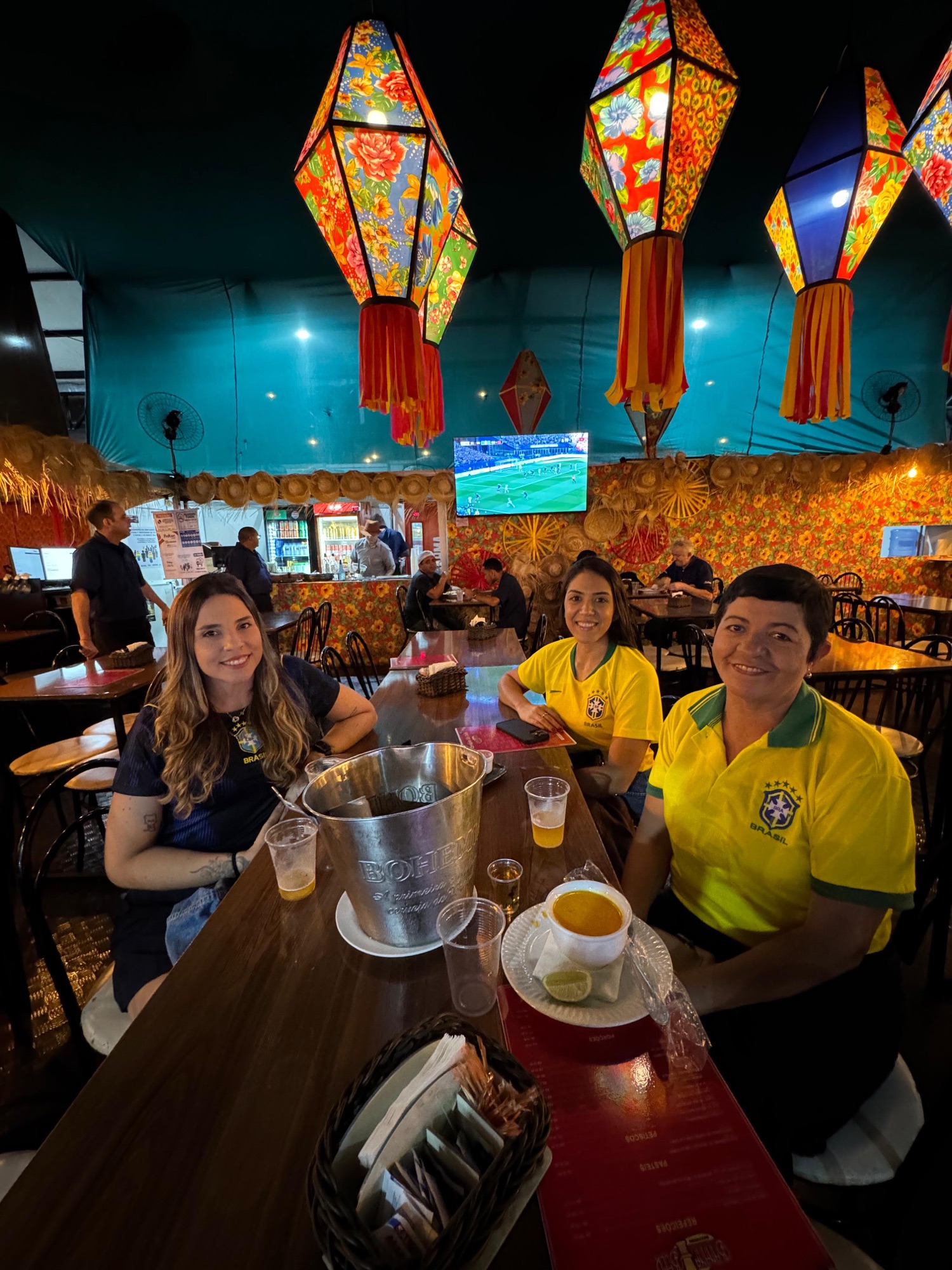 Comerciantes reforçam estoques e apostam em aumento das vendas para jogo da Seleção no Parque do Povo